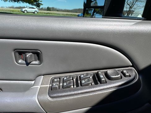 Used 2005 GMC Sierra 2500 SLE w/ Heavy-Duty Power Package image 19