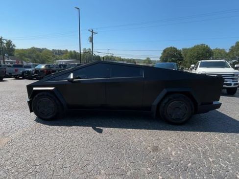 Used 2025 Tesla Cybertruck AWD Crew Cab image 8