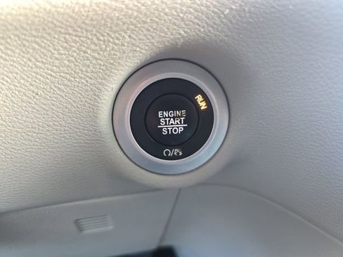 Certified 2024 Chrysler Pacifica Touring-L FWD image 18