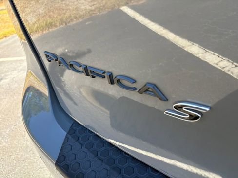 Used 2021 Chrysler Pacifica Touring w/ S Appearance Package image 8