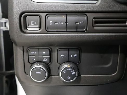 Used 2021 Chevrolet Suburban RST AWD/4WD image 38