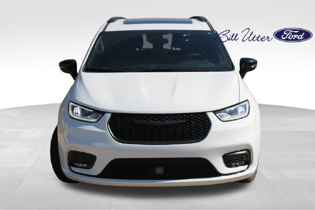 Used 2025 Chrysler Pacifica Limited FWD image 2