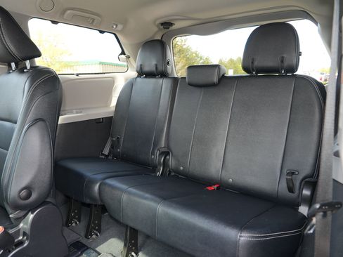 Used 2020 Toyota Sienna SE Premium w/ Nightshade Edition FWD image 25