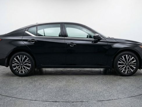 Used 2025 Nissan Altima 2.5 SV FWD image 11