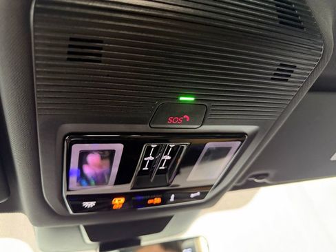 Used 2025 Volkswagen Tiguan SEL R-Line image 5