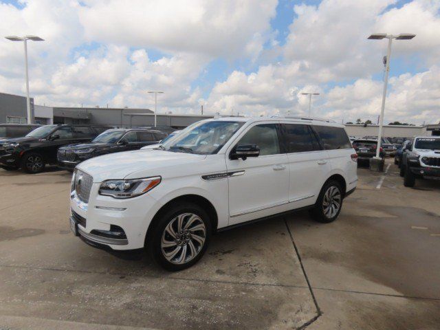 Used 2023 Lincoln Navigator Reserve AWD/4WD image 2