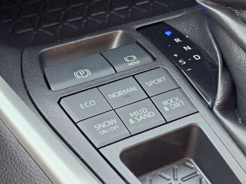 Used 2021 Toyota RAV4 LE AWD/4WD image 16