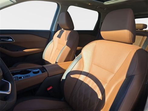 Used 2024 Nissan Rogue Platinum image 18