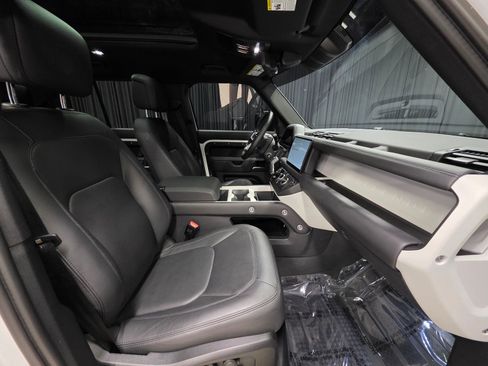Used 2025 Land Rover Defender 110 S image 31