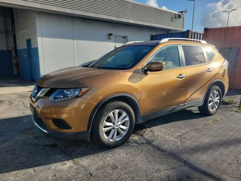 Used 2015 Nissan Rogue SV image 2