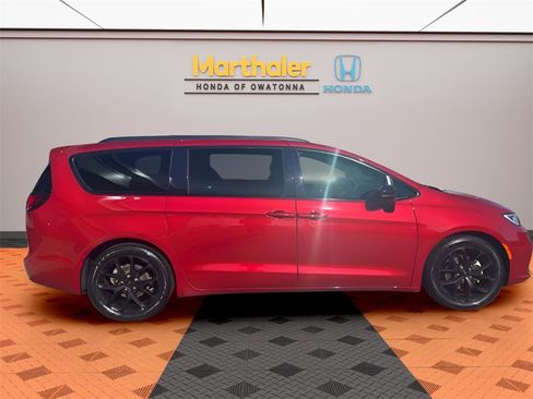 Used 2025 Chrysler Pacifica Limited image 6