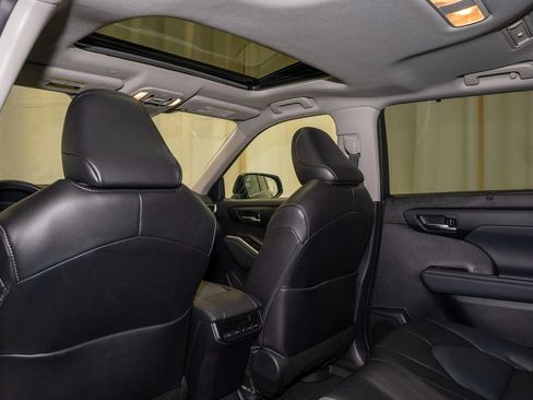 Used 2022 Toyota Highlander XLE image 10