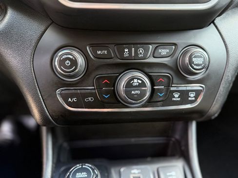 Used 2022 Jeep Cherokee Latitude Lux AWD/4WD image 21