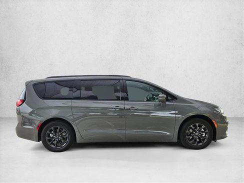Used 2021 Chrysler Pacifica Touring-L w/ S Appearance Package FWD image 4