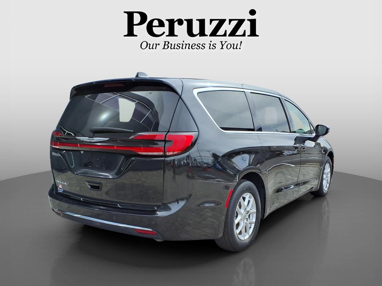 Used 2023 Chrysler Pacifica Touring-L FWD image 3