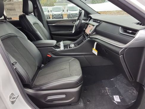 New 2026 Jeep Grand Cherokee Altitude image 14