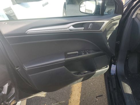 Used 2017 Ford Fusion SE w/ Fusion SE Technology Package image 9