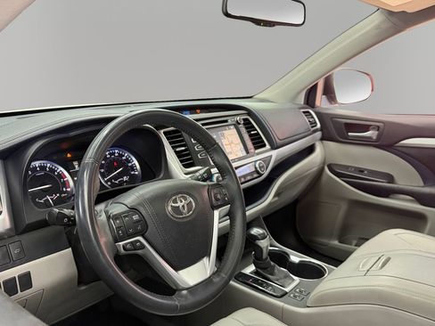Used 2016 Toyota Highlander XLE FWD image 16