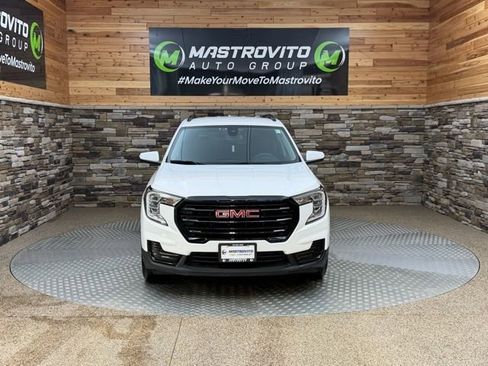Used 2022 GMC Terrain SLE w/ Driver Convenience Package image 3