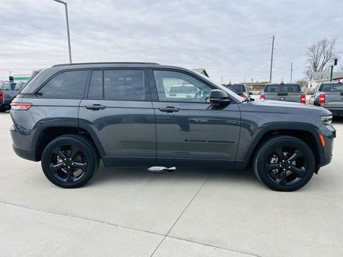 Used 2023 Jeep Grand Cherokee Altitude image 39