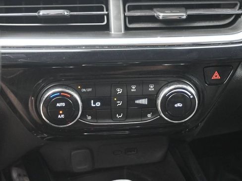 Used 2025 Chevrolet Trax RS w/ Sunroof Package FWD image 18