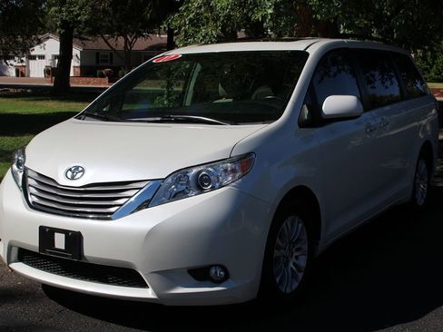 Used 2017 Toyota Sienna XLE Premium image 29