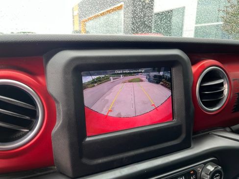 Used 2018 Jeep Wrangler Unlimited Rubicon AWD/4WD image 11