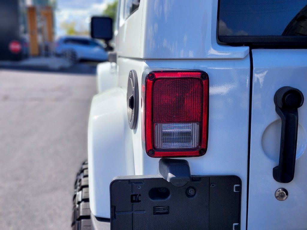 Used 2016 Jeep Wrangler Unlimited Rubicon w/ Connectivity Group AWD/4WD image 9