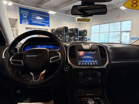 Used 2018 Chrysler 300 Limited AWD/4WD image 10