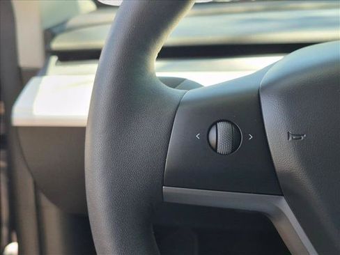 Used 2025 Tesla Model Y Long Range RWD image 12