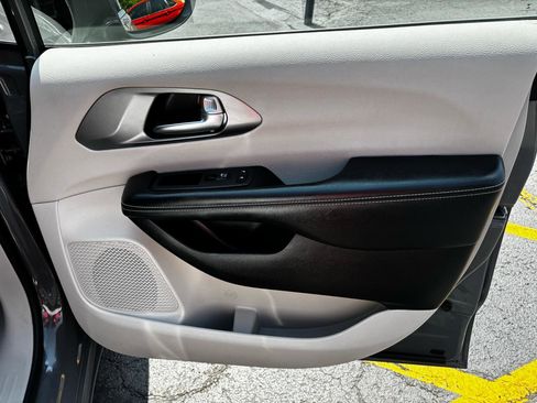 Used 2022 Chrysler Pacifica Touring-L w/ Uconnect Theater Family Group FWD image 24