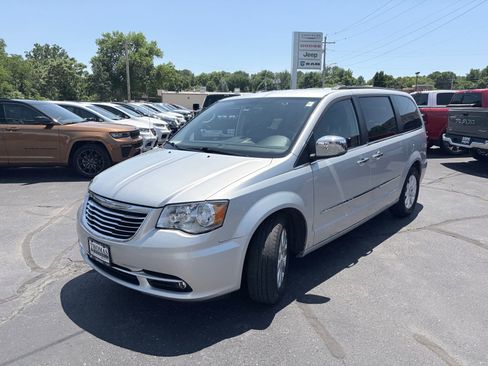 Used 2012 Chrysler Town & Country Touring-L w/ Entertainment Group #2 FWD image 5