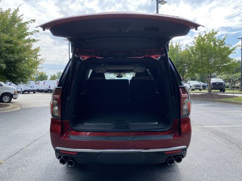 Used 2024 Chevrolet Suburban Premier w/ Premium Package RWD image 11