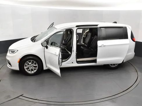 Used 2024 Chrysler Pacifica Touring-L FWD image 7