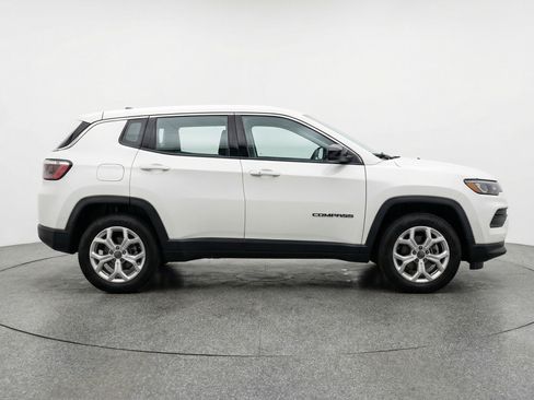 Used 2025 Jeep Compass Latitude AWD/4WD image 11