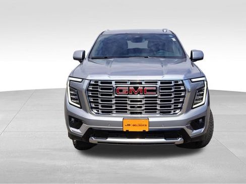 Used 2025 GMC Yukon XL Denali AWD/4WD image 12
