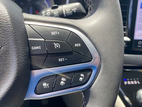 Used 2024 Chrysler Pacifica Touring-L FWD image 28