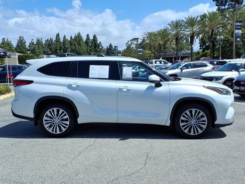 Used 2023 Toyota Highlander Platinum FWD image 4