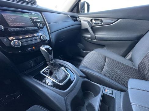 Used 2017 Nissan Rogue SV image 10