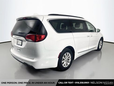 Used 2017 Chrysler Pacifica Touring-L FWD image 5