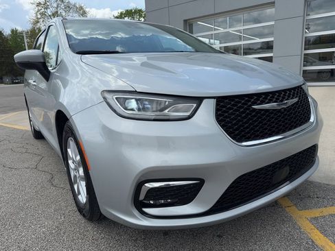 Used 2023 Chrysler Pacifica Touring-L FWD image 13