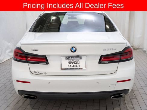 Used 2021 BMW 530e xDrive w/ Premium Package AWD/4WD image 4