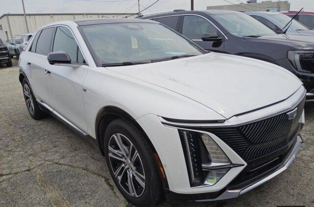 Used 2025 Cadillac Lyriq Luxury AWD/4WD image 2