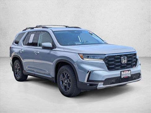 Used 2025 Honda Pilot Touring image 3