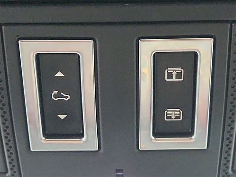 Used 2020 Jaguar F-PACE SVR image 38