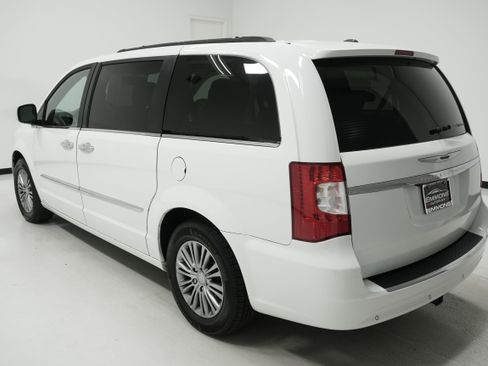 Used 2014 Chrysler Town & Country Touring-L w/ Driver Convenience Group image 4