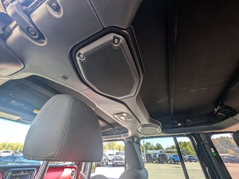 Used 2021 Jeep Wrangler Unlimited Rubicon w/ Xtreme Recon 35" Tire Package image 39