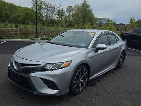 Used 2020 Toyota Camry SE FWD image 1