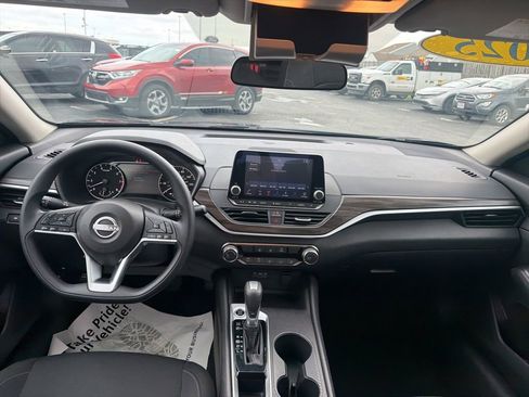 Used 2025 Nissan Altima 2.5 SV FWD image 13