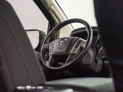 Used 2018 Nissan Titan SV w/ SV Convenience Package image 20